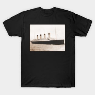 RMS Titanic Leaves Port At Southampton (1912) T-Shirt